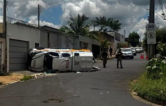 Viatura da Polícia Militar capota durante patrulhamento no bairro Jardim Europa, em Uberlândia