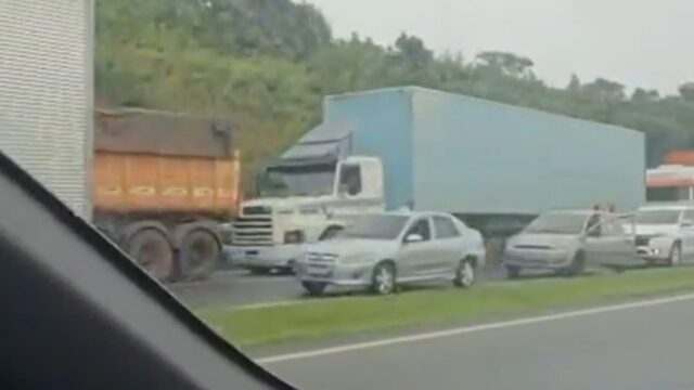 Acidente entre carretas interdita BR-050 em Araguari e provoca lentidão no sentido Catalão