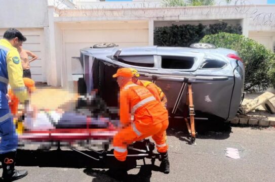 Colisão entre carros provoca capotamento e mobiliza bombeiros no bairro Cidade Jardim, em Uberlândia