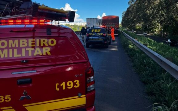 Colisão entre motocicleta e carreta deixa um morto na BR-050, em Uberlândia