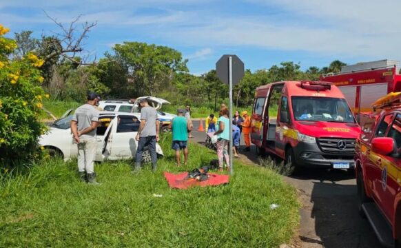 Colisão entre dois carros deixa feridos na MGC-455, em Uberlândia, na manhã desta segunda-feira