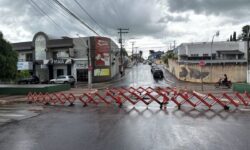Buraco interdita cruzamento da Avenida Raulina Fonseca Paschoal com Rua João Cerqueira Netto, em Catalão Buraco interdita cruzamento da Avenida Raulina Fonseca Paschoal com Rua João Cerqueira Netto, em Catalão