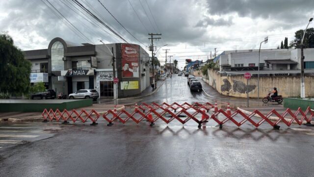 Buraco interdita cruzamento da Avenida Raulina Fonseca Paschoal com Rua João Cerqueira Netto, em Catalão
