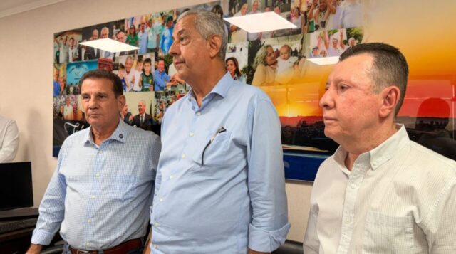 Instituições de Catalão recebem emendas parlamentares em solenidade no gabinete do Prefeito Velomar Rios