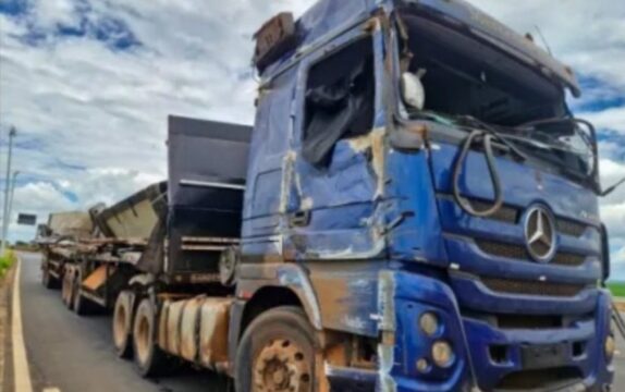 Carreta tomba na MGC-452, próximo a Tapuirama, e interdita parcialmente a pista em Uberlândia