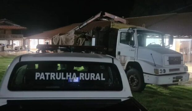 PM recupera caminhão furtado e materiais durante operação na zona rural de Uberlândia