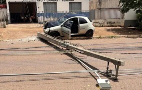 Carro atinge poste e provoca queda de estruturas de energia em avenida de Araguari