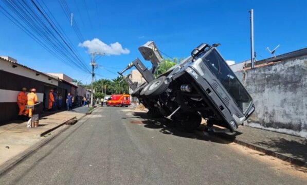 Guindaste tomba durante içamento de piscina e atinge casas em Uberlândia