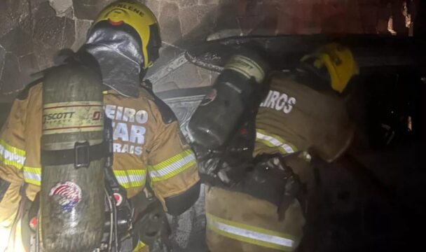 Incêndio destrói veículos em garagem de residência e levanta suspeita de crime em Uberlândia