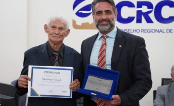 Contador de Catalão é destaque em plenária do CRCGO e recebe homenagem por trajetória histórica na contabilidade goiana