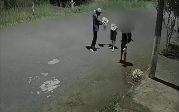 Assalto à mão armada contra adolescentes é flagrado por câmeras em avenida de Uberlândia