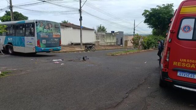 Motociclista fica gravemente ferido após colisão com ônibus em Uberlândia