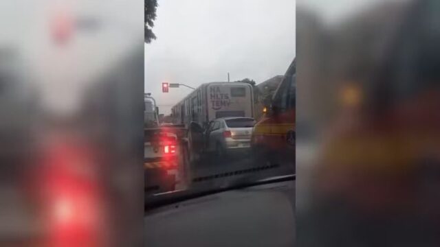 Jovem fica ferido após colisão entre carro e ônibus na Avenida Rondon Pacheco, em Uberlândia