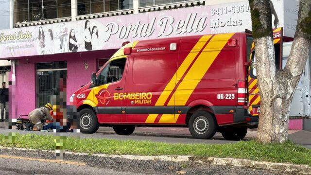 Motociclista fica ferido após colisão com carro estacionado na Avenida Ricardo Paranhos, em Catalão
