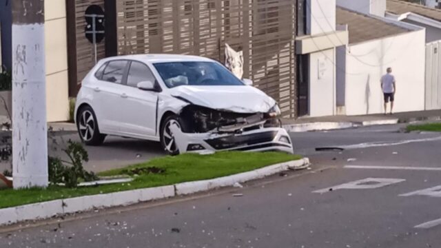 Colisão entre dois carros deixa três pessoas com ferimentos leves em Catalão