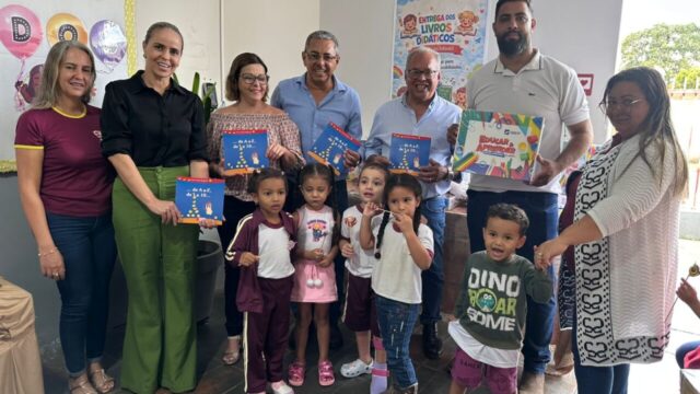 Prefeitura de Anhanguera entrega livros didáticos e literários para alunos da rede municipal