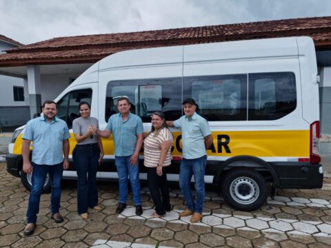 Nova Aurora amplia frota escolar com nova van de R$ 328 mil