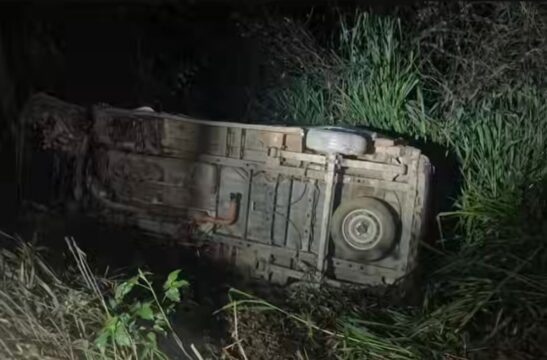 Ambulância sai da pista após ser atingida por caminhão na GO-330, em Ipameri