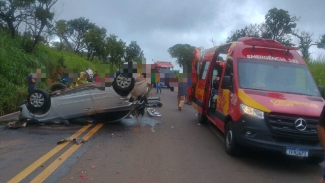 Acidente entre carreta e carro deixa três idosos feridos na BR-364, em Mineiros