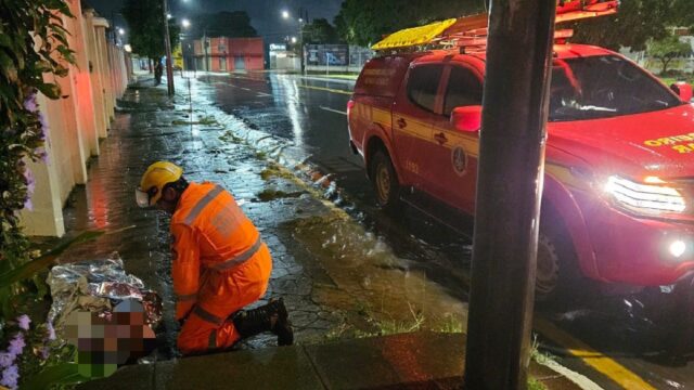 Homem é resgatado após ser arrastado pela enxurrada durante forte chuva em Araguari