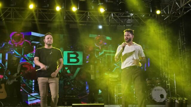 Primeira noite do Carna Corumbaíba reúne foliões com shows e clima de alegria na praça central