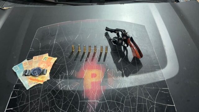 Casal é preso após abordagem policial e apreensão de arma de fogo em Três Ranchos