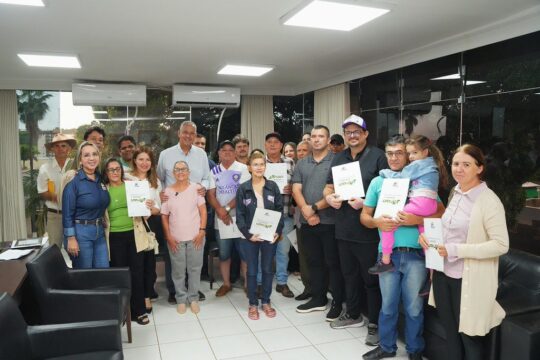 Prefeitura de Catalão entrega 20 escrituras a famílias
