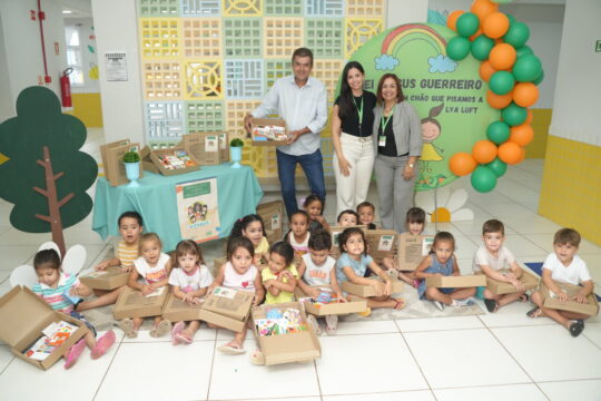 Prefeitura de Catalão finaliza entrega de 5 mil kits escolares em parceria com o Governo de Goiás