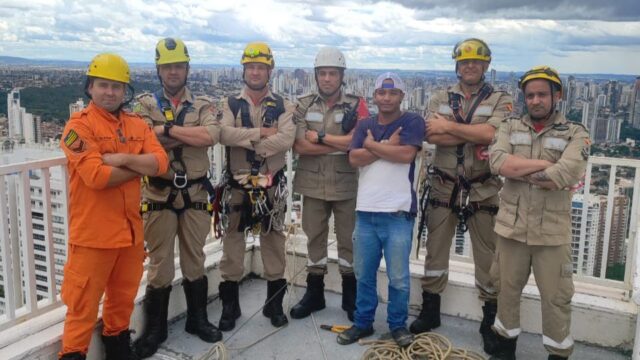 Corpo de Bombeiros Militar de Goiás resgata trabalhador a 130 metros de altura em Goiânia