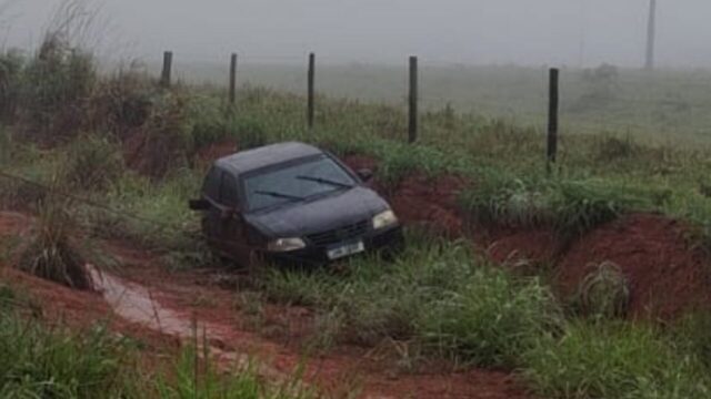 Motorista fica ferido após carro aquaplanar e sair da pista em Catalão