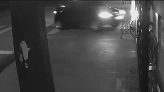 Câmera registra momento em que motorista perde controle e colide contra barbearia em Catalão; VÍDEO