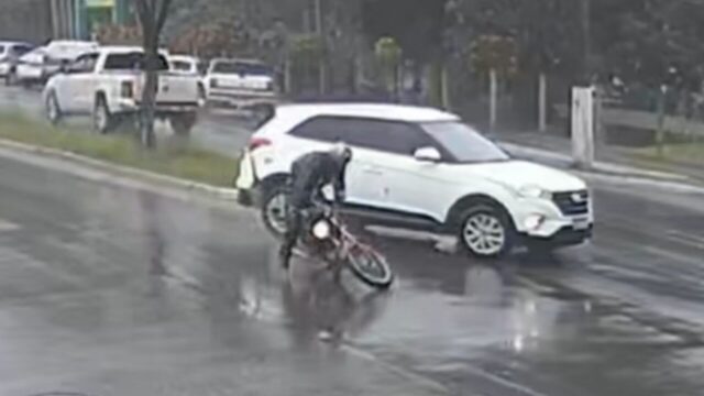 Câmera de segurança registra momento em que motociclista colide na traseira de carro em Catalão