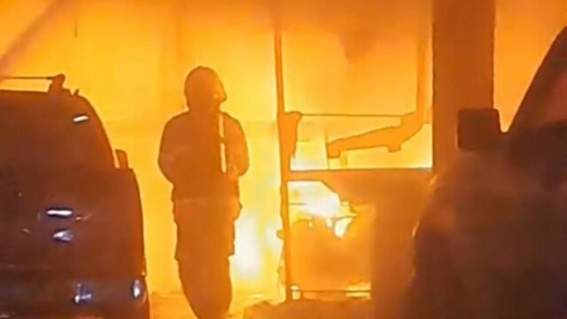 Incêndio em oficina de lanternagem atinge seis veículos e mobiliza bombeiros em Catalão