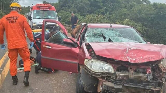 Acidente entre carro e veículo de grande porte mobiliza resgate na GO-147, em Piracanjuba