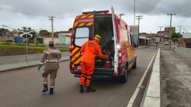 Motociclista fica ferido após queda na Avenida Guanabara, no bairro Vila Cruzeiro, em Catalão