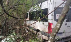 Van da Prefeitura de Douradoquara sai da pista na MG-190 e deixa seis feridos em Monte Carmelo Van da Prefeitura de Douradoquara sai da pista na MG-190 e deixa seis feridos em Monte Carmelo