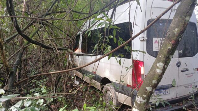 Van da Prefeitura de Douradoquara sai da pista na MG-190 e deixa seis feridos em Monte Carmelo