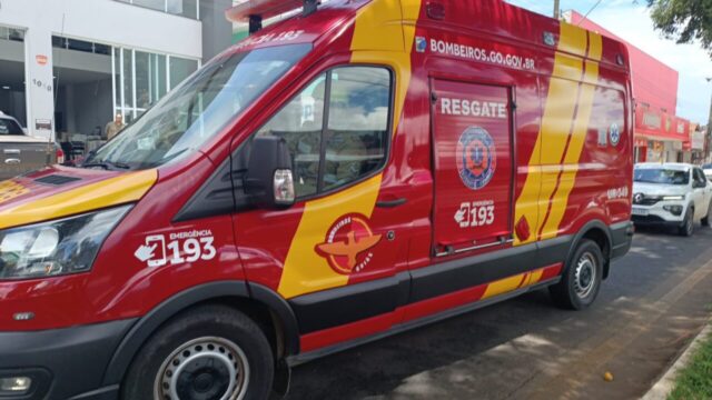 Mototaxista fica ferido após colisão com caminhão e caminhonete em Catalão