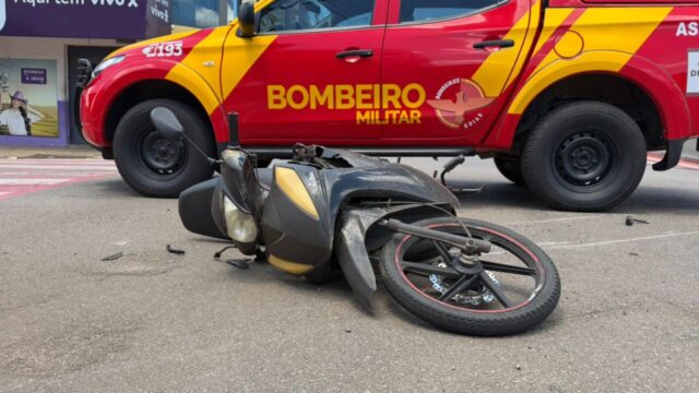 Casal fica gravemente ferido após acidente entre carro e moto no Centro de Catalão
