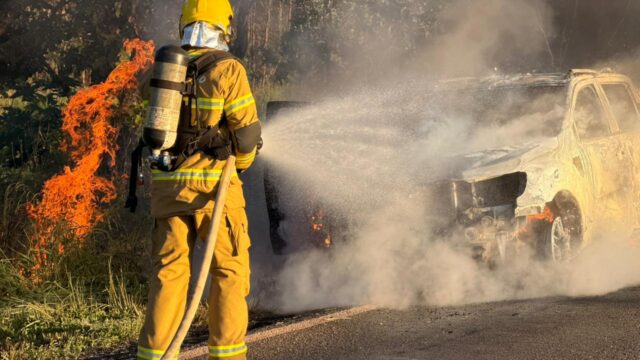 Caminhonete fica totalmente destruída após incêndio na GO-330, entre Ouvidor a Três Ranchos