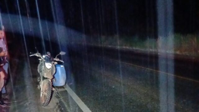 Motociclista fica gravemente ferido após atingir ciclista na MG-190, em Monte Carmelo