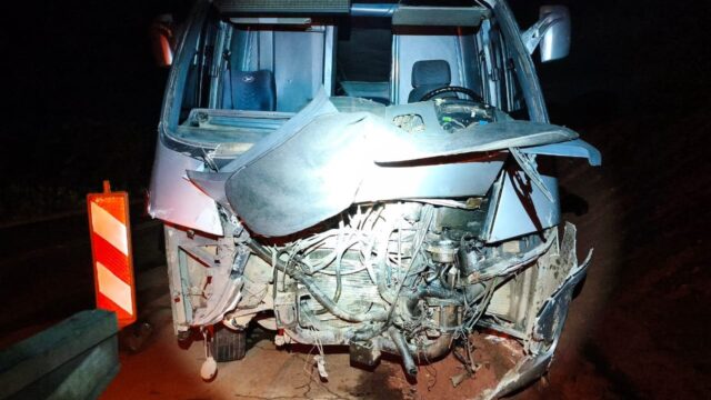 Colisão frontal entre micro-ônibus e caminhonete deixa motorista gravemente ferido na BR-153
