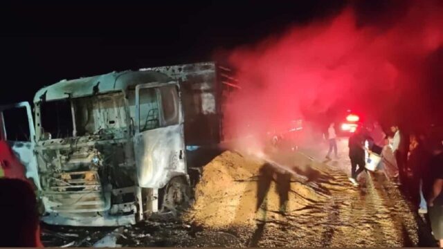Caminhão pega fogo na GO-506, trecho que liga Santo Antônio do Rio Verde a Pires Belo