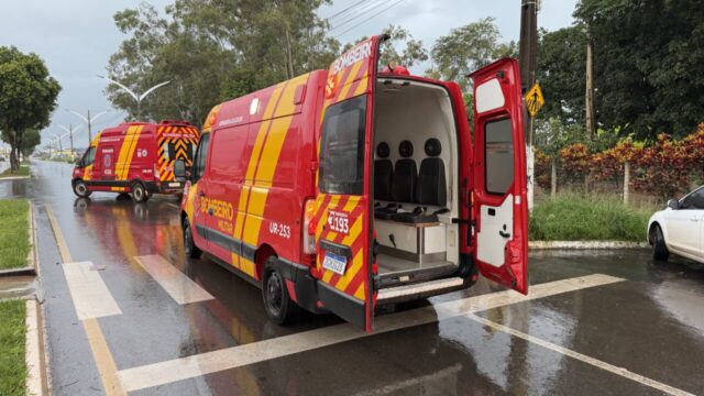 Colisão entre carro e moto deixa adolescente ferido no bairro Ipanema, em Catalão