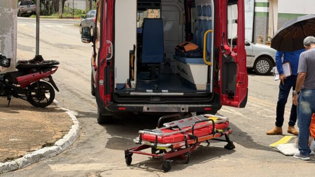 Motociclista fica ferido após colisão com carro no bairro Ipanema, em Catalão