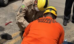 Motociclista fica ferido após acidente entre carro e moto na GO-307, em Ipameri