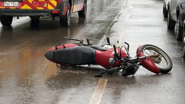 Motociclista fica ferido após colidir na traseira de carro e parar debaixo de veículo estacionado em Catalão
