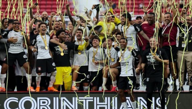 Corinthians vence o Flamengo por 2 a 0 no Mané Garrincha, conquista a Supercopa do Brasil e levanta o primeiro título da temporada