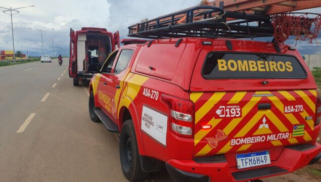 Trabalhador fica ferido após ser atropelado por retroescavadeira na GO-330, em Catalão