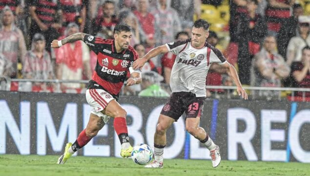 Lanús é campeão da Recopa Sul-Americana ao vencer o Flamengo por 3 a 2 no agregado, com virada na prorrogação, e calar o Maracanã